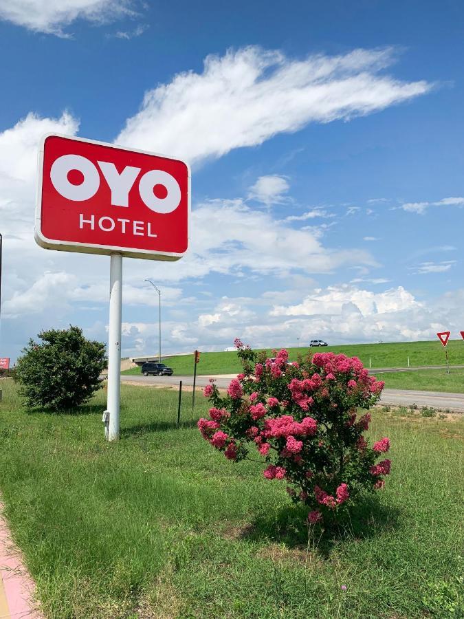 Oyo Hotel Pearsall I-35 West Exterior photo
