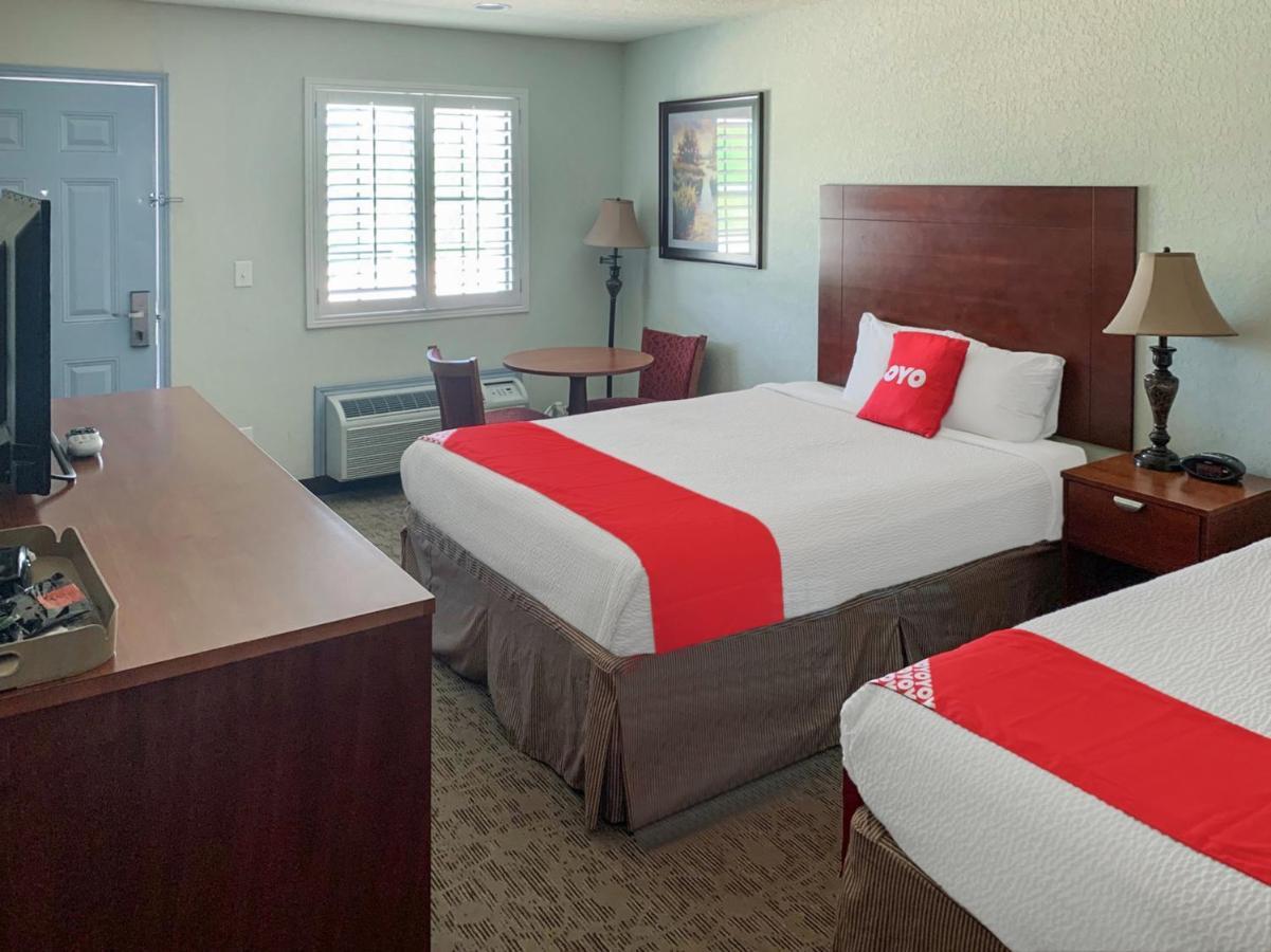 Oyo Hotel Pearsall I-35 West Exterior photo