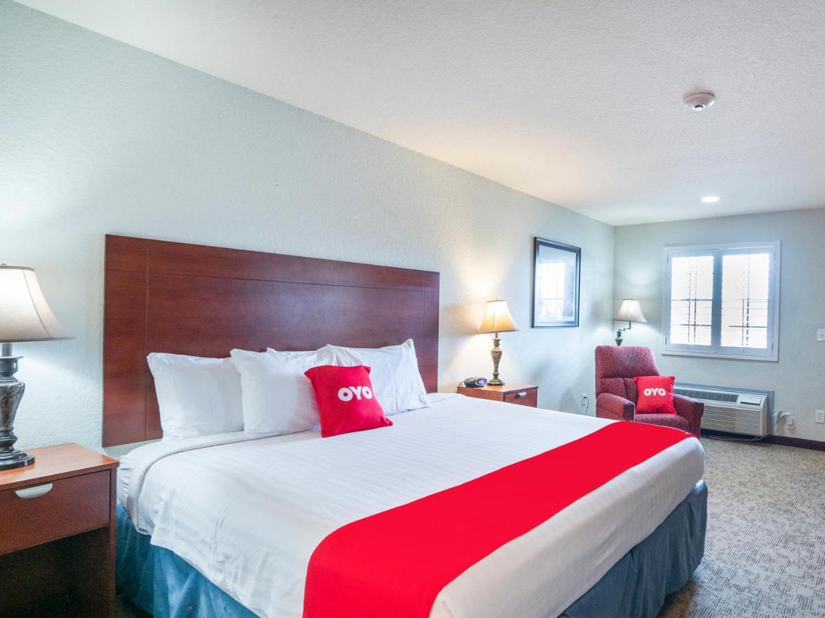 Oyo Hotel Pearsall I-35 West Exterior photo