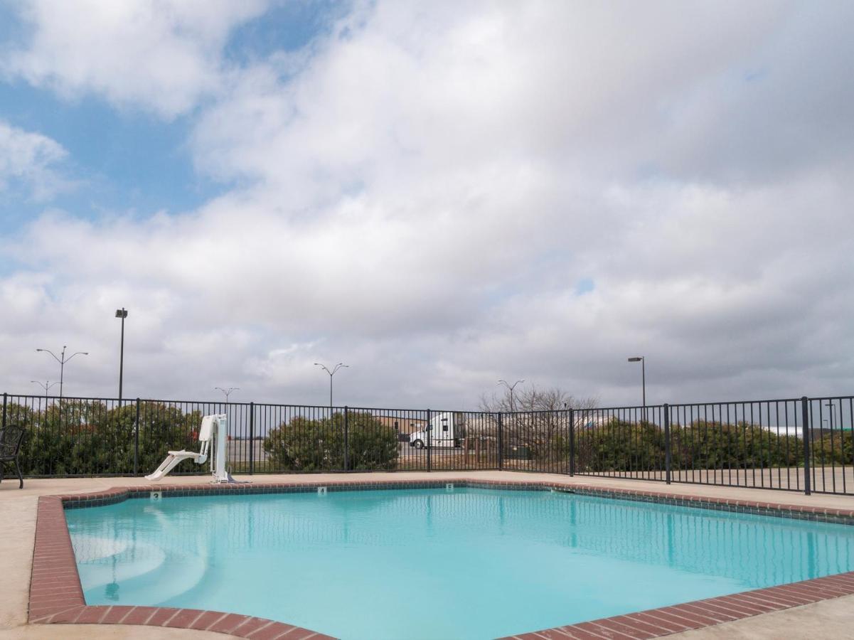 Oyo Hotel Pearsall I-35 West Exterior photo