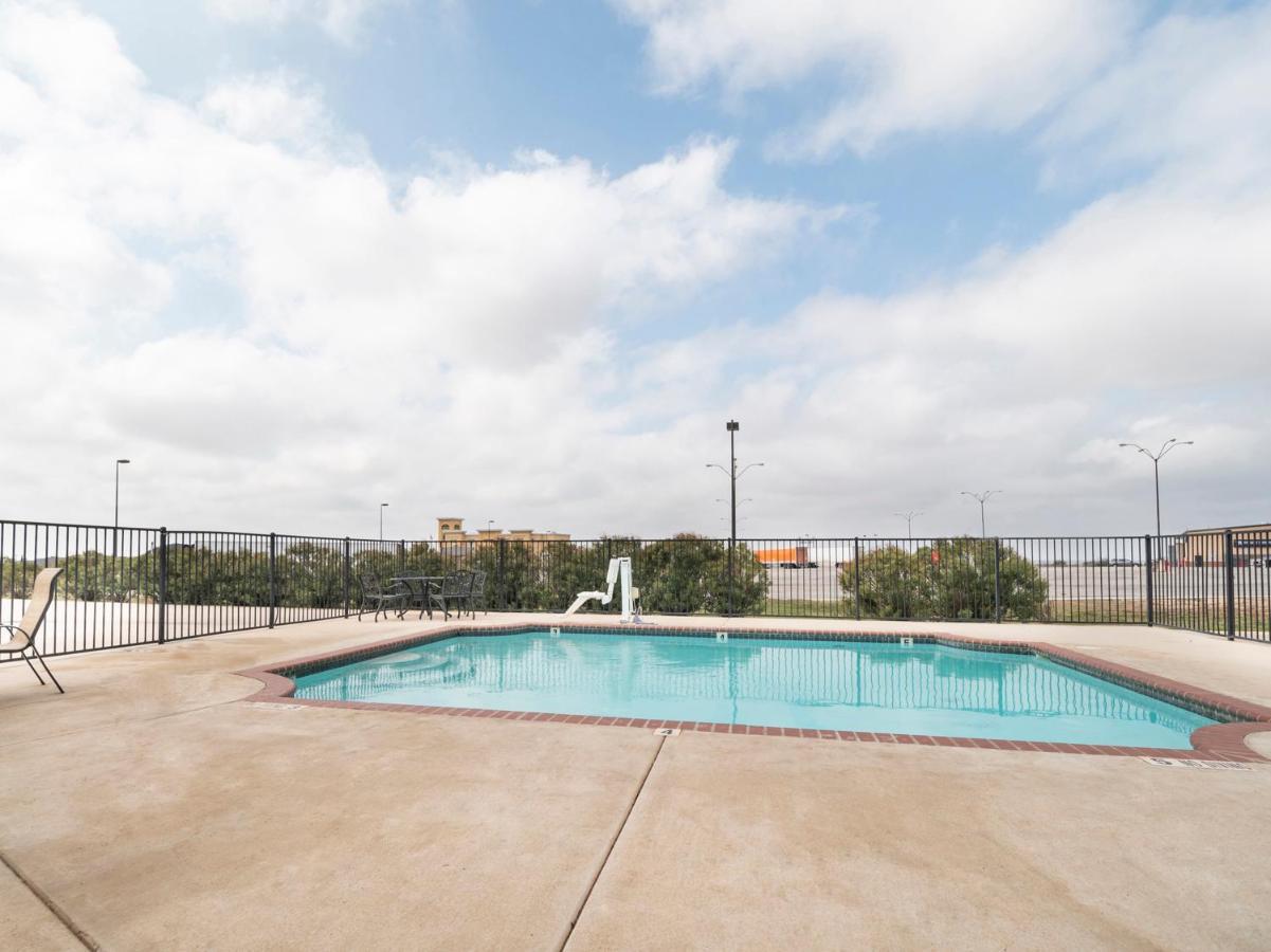 Oyo Hotel Pearsall I-35 West Exterior photo