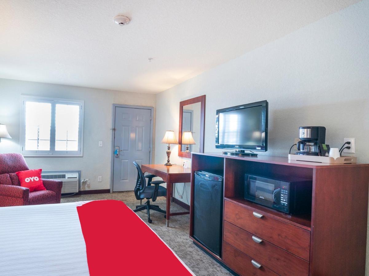 Oyo Hotel Pearsall I-35 West Exterior photo