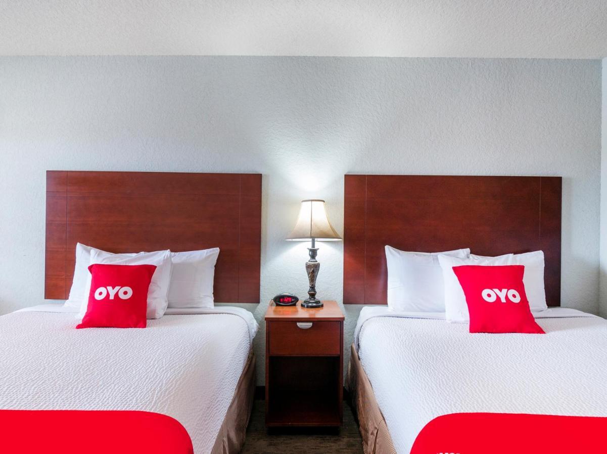 Oyo Hotel Pearsall I-35 West Exterior photo