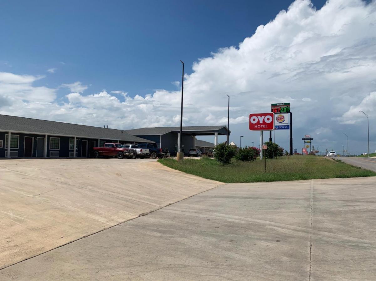 Oyo Hotel Pearsall I-35 West Exterior photo