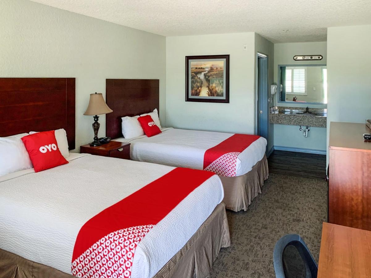 Oyo Hotel Pearsall I-35 West Exterior photo
